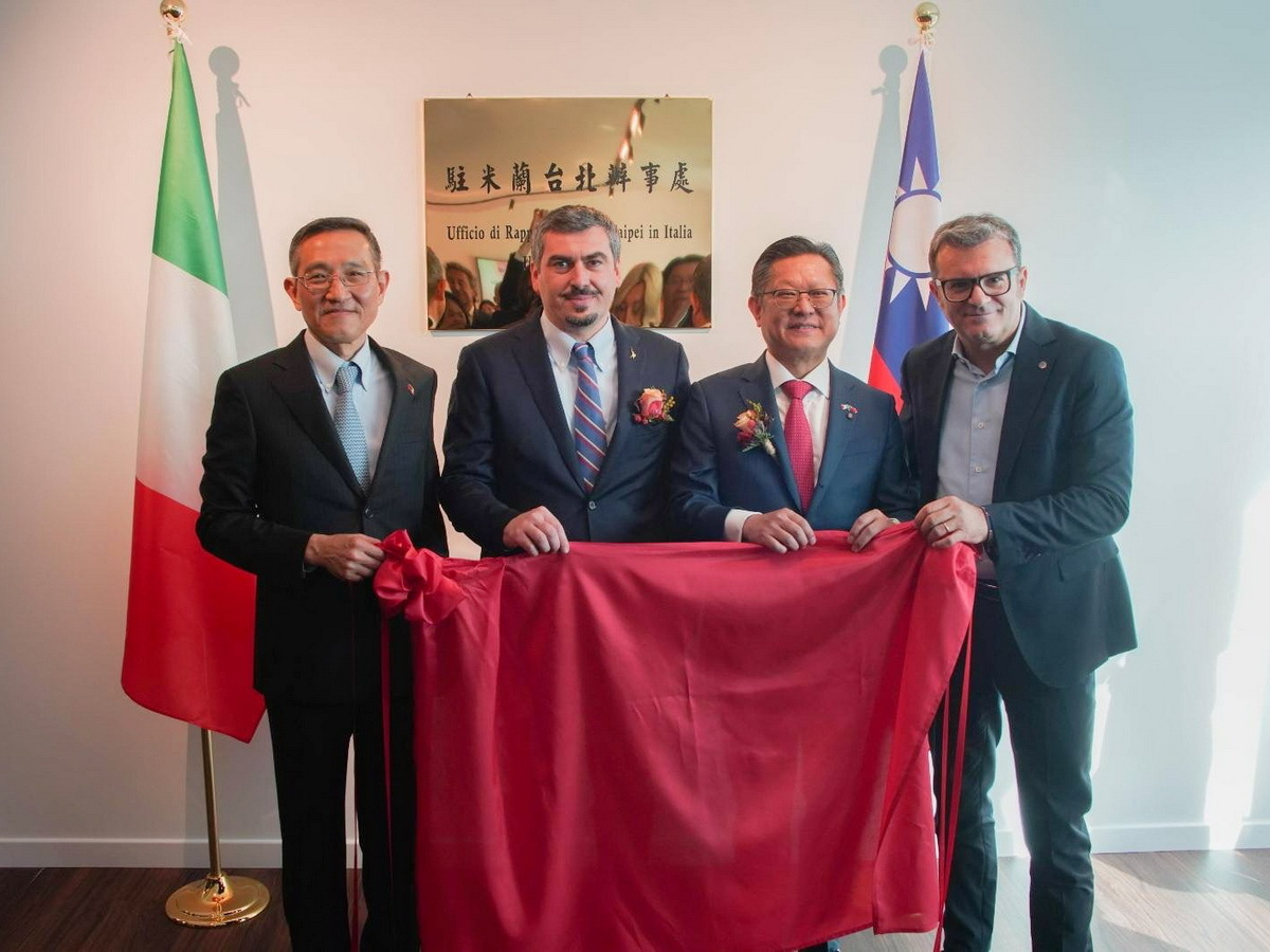 (왼쪽부터)차이윈중 주이탈리아 타이베이 대표처 대표, 파올로 포르멘티니 이탈리아 하원 외교위원회 부위원장, 린잔난 주밀라노 타이베이 대표처 대표, 지안 마르코 센티나이오 이탈리아 상원 부의장이 주밀라노 타이베이 대표처 개관 기념 리셉션에서 기념 촬영을 하고 있다.[사진 중화민국 외교부 제공]