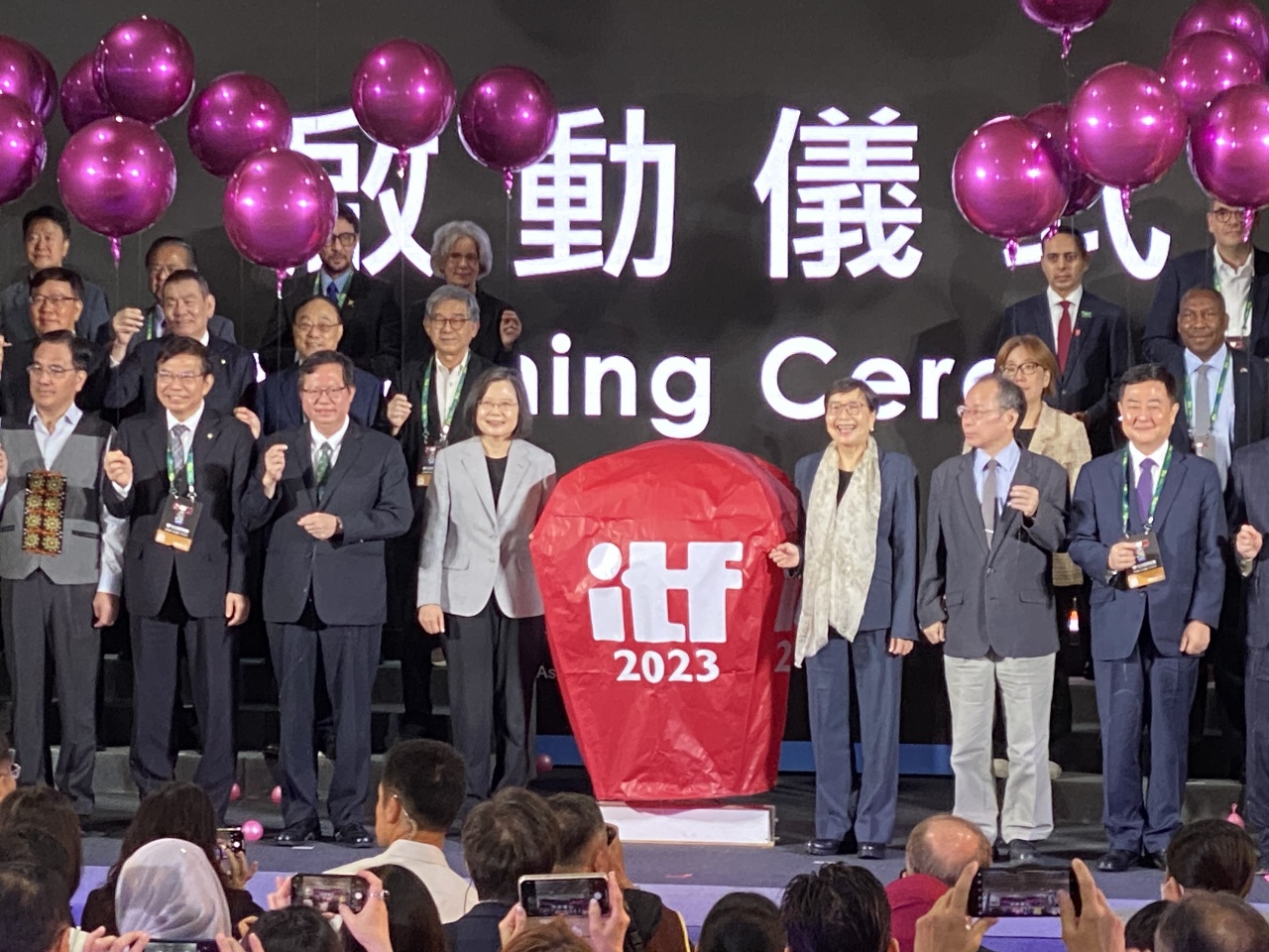 2023 ITF 타이베이국제관광전(Taipei International Travel Fair)이 오늘(3일)부터 나흘간 타이베이 난강 제1전람관에서 개최된다. 개막식에는 차이잉원(蔡英文, 앞좌4) 총통, 예쥐란(葉菊蘭, 앞우3) 타이완관광협회 회장, 정원찬(鄭文燦, 앞좌3) 행정원 부원장, 왕궈차이(王國材, 앞좌2) 교통부 장관, 이은호 주타이베이한국대표부 대사(앞우1) 등이 참석했다. - 사진: RTI