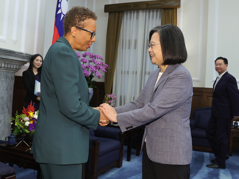 차이잉원(蔡英文, 우) 총통이 오늘(16일) 오전 총통부에서 우방국의 유엔 주재 대표들을 접견했다. 사진은 잉가 론다 킹(Inga Rhonda King, 좌) 세인트빈센트 그레나딘 대표와 악수하고 있는 장면이다. - 사진: CNA