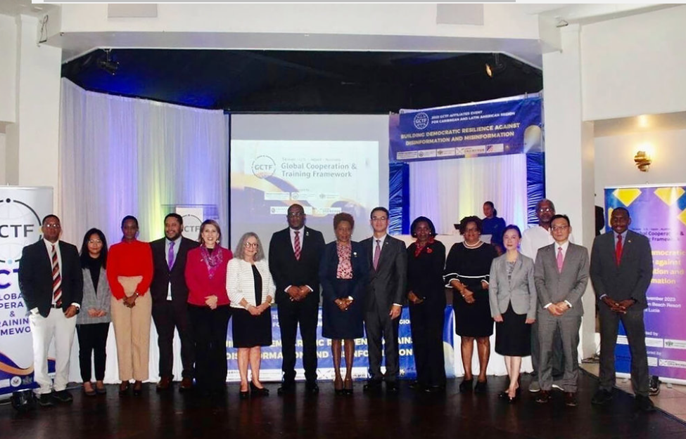 17일 세인트루시아에서 열린 글로벌협력 및 훈련 프레임워크 미디어 리터러시 포럼에 참석한 천자옌 주세인트루시아 중화민국 대사(사진 오른쪽 6번째), 바바라 파인스타인 미 국무부 차관보(왼쪽 6번째), 숀 에드워즈 세인트루시아 총리 대리(왼쪽 7번째) 등 타이완, 미국, 세인트루시아 3개국 외교, 정부 관계자들이 기념촬영을 하고 있다.[사진 중화민국 외교부 제공 via CNA DB]