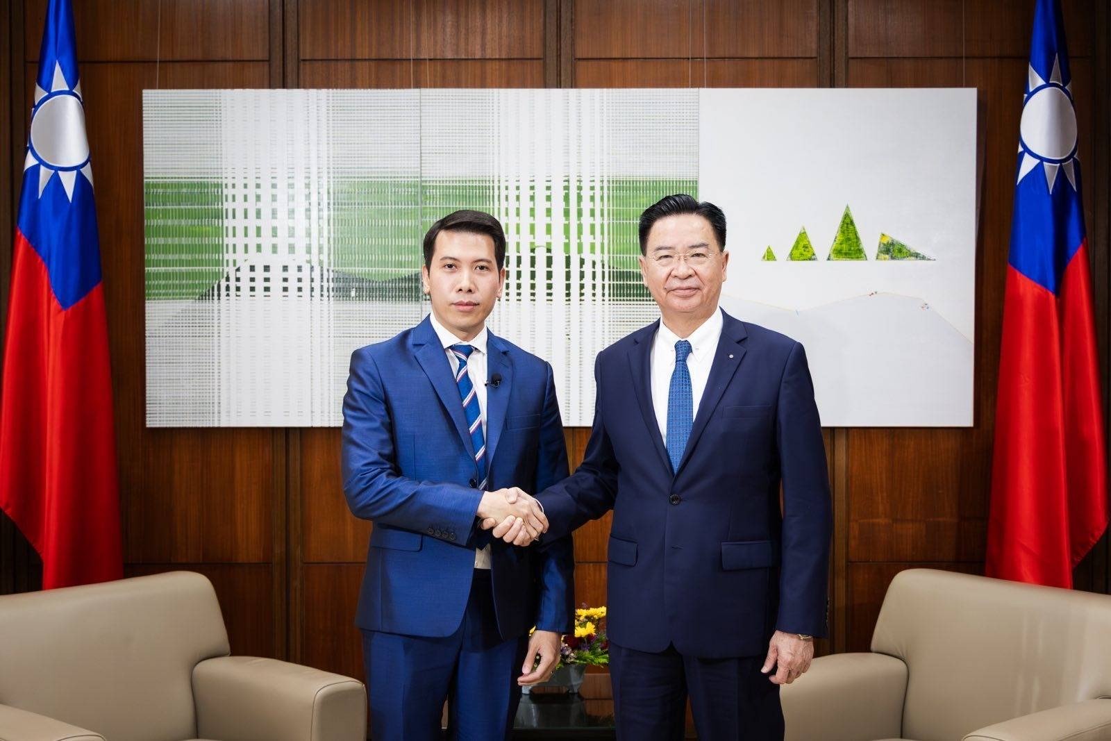 우쟈오시에(吳釗燮, 우) 외교부 장관은 지난 1일 태국 공영방송 PBS의 진행자 퐁사탓 수카퐁(Phongsathat Sukhaphong, 좌)과 인터뷰를 가진 바 있다. - 사진: 외교부 페이스북