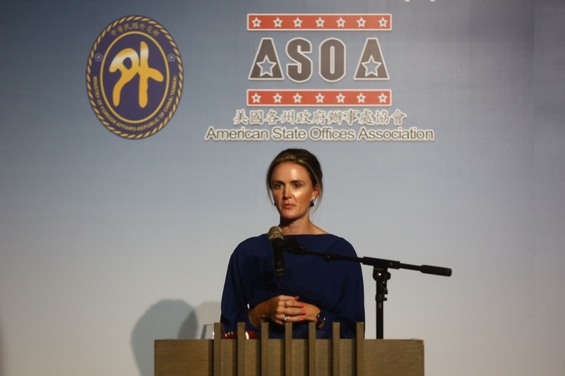 중화민국 외교부와 미국각주타이완주재대표처협회(ASOA)가 어제(22일) 저녁 타이베이에서 경축대회를 공동 개최한 가운데, 에밀리 스콧(Emily Scott) 미국재타이완협회(AIT) 농업무역사무실 이사가 치사하고 있다. - 시잔: CNA