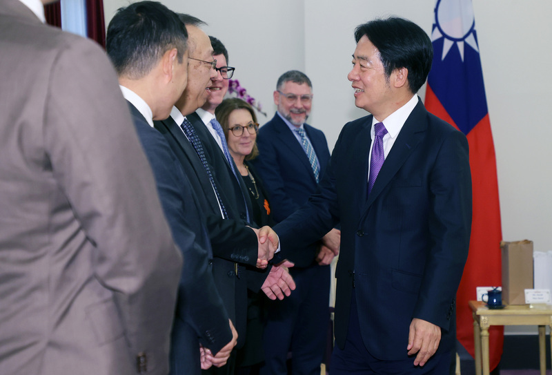 라이칭더 부총통 겸 당선인은 30일 오전 총통부에서 미국 싱크탱크 허드슨 연구소 대표단을 접견하고 악수를 나누고 있다.[사진 CNA DB]