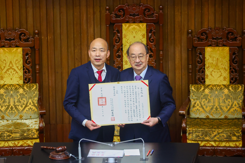중화민국 제11대 입법위원 회의에서 오늘(1일) 발표한 입법원장 투표 결과 국민당의 한궈위(韓國瑜, 좌)가 당선되었다. 회의를 주재한 민진당의 커젠밍(柯建銘, 우)이 한귀위에게 당선 증서를 교부했다. - 사진: CNA