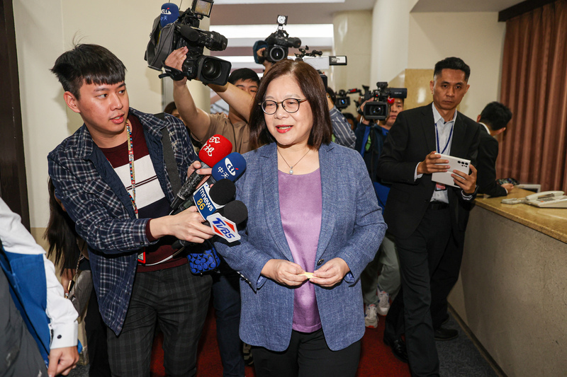 관비링 해양위원회 주임위원(장관급)이 27일 오전 입법원 대정부질문에 참석 전 기자들의 질문에 답하고 있다.[사진 CNA DB]