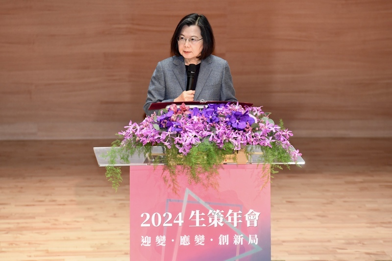 오늘 4일 타이베이바이오테크단지 2층 멀티룸에서 거행된 2024년 국가바이오테크의료산업증진회연회에 참석한 차이잉원 총통이 치사를 하고 있다.[사진 CNA DB]