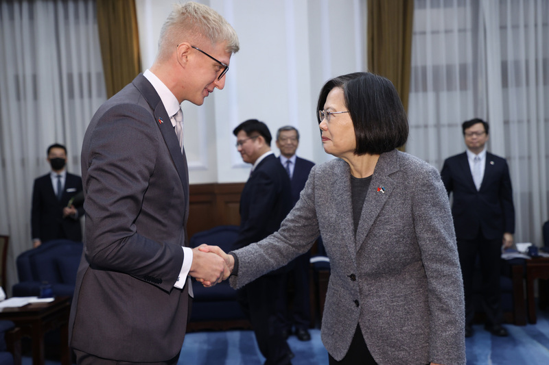 차이잉원(蔡英文, 우) 총통이 오늘(7일) 오전 총통부에서 에스토니아 국회 대타이완 우호단체를 접견했다. - 사진: CNA
