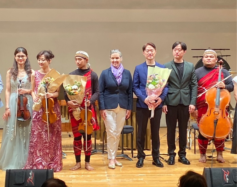 10일 타이베이에서 열린 타이완관계법(TRA) 제정 45주년 기념 음악회에서 샌드라 오드커크(Sandra Oudkirk, 사진 왼쪽 네 번째) 미국재타이완협회 처장을 포함한 주요 관계자들이 기념촬영을 하고 있다.[사진 CNA DB]
