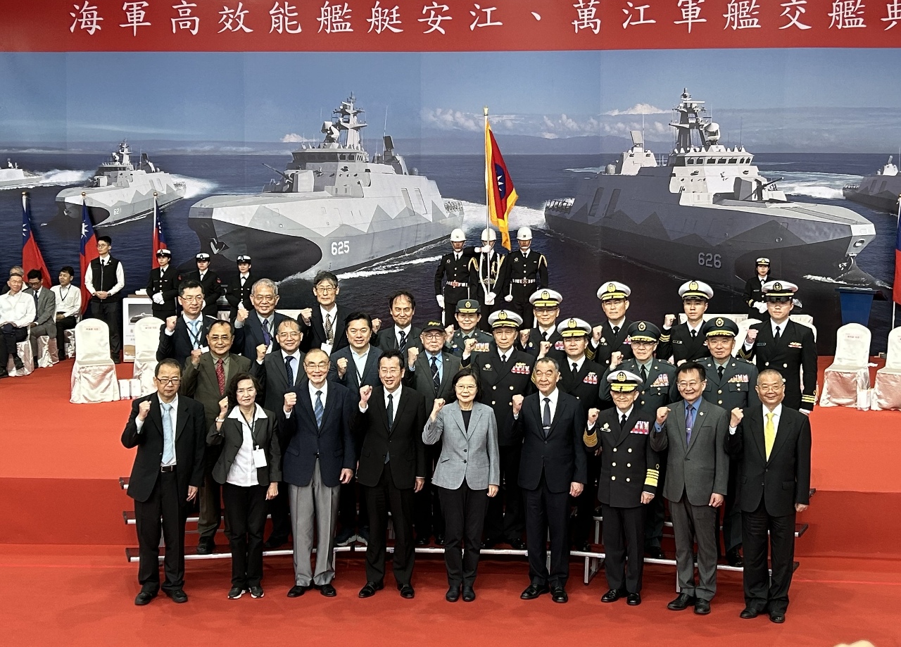 차이잉원(蔡英文) 총통은 26일 ‘고효능 함정 안장, 완장함(高效能艦艇安江、萬江軍艦)’ 인도식을 주재하고 인도식에 참석한 귀빈들과 기념촬영을 하고 있다. – 사진: RTI