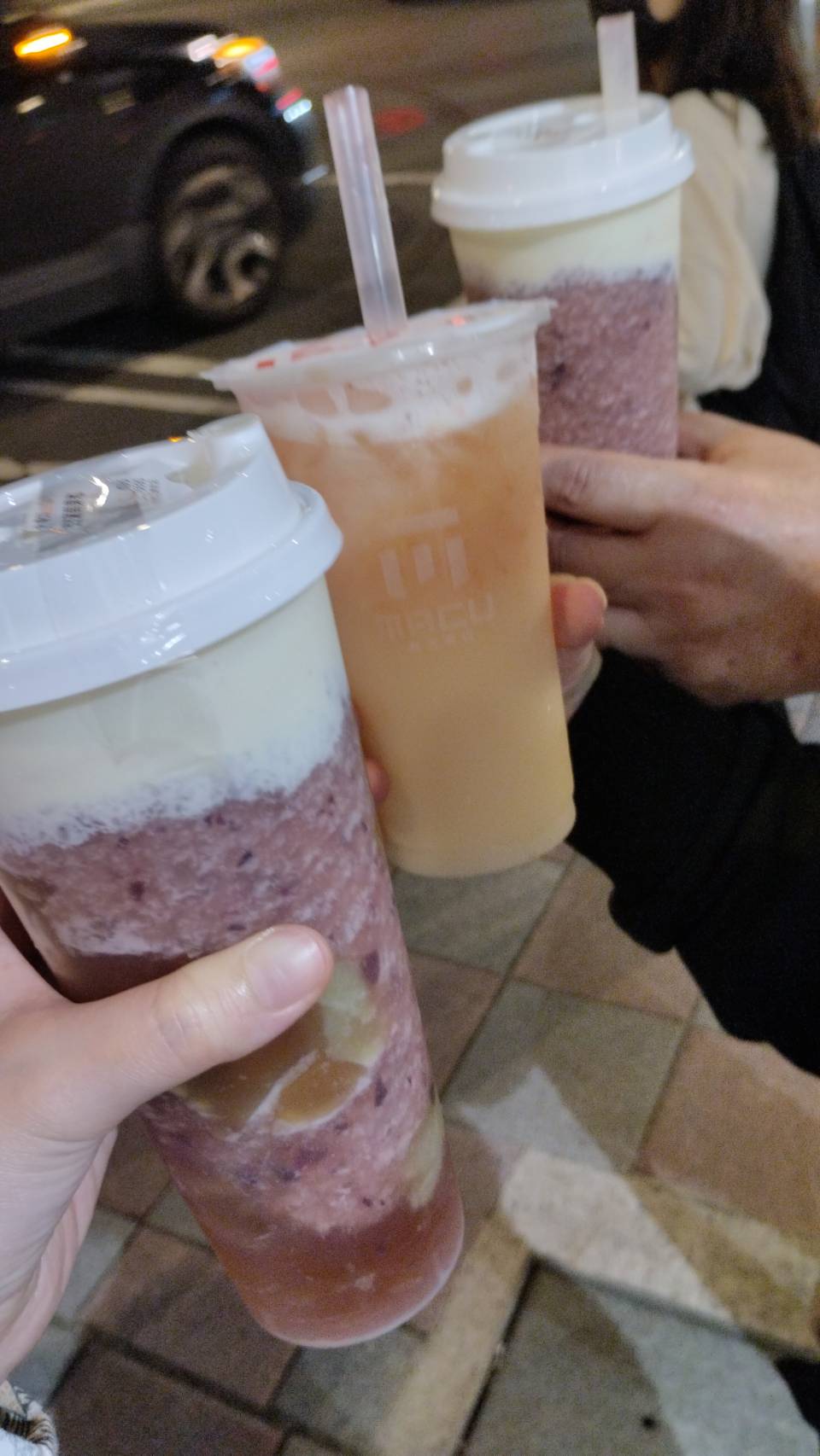 거봉 과육이 가득 들어간 치즈밀크폼거봉티와 자몽티.[사진 Rti 손전홍]