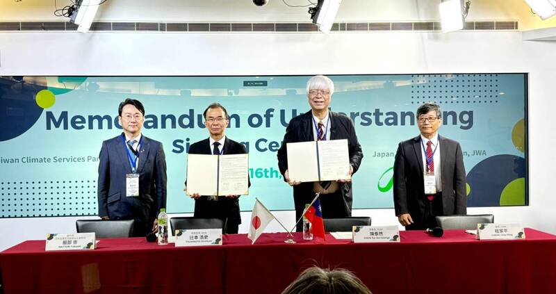타이완기후서비스연맹과 일본기후협회가 16일 합작 양해각서(MOU)를 체결했다. 이날 체결식에서 중화민국 중앙기상서 서장 천자핑(程家平, 우1)과 일본타이완교류협회 타이베이사무소 대표 핫토리 다카시(服部崇, 좌1)가 지켜보는 가운데 타이완기후서비스연맹 이시장 천타이란(陳泰然)과 일본기후협회 상무이사 츠지모토 히로시(辻本浩史)가 양측을 대표해 양해각서에 서명했다. – 사진: CNA