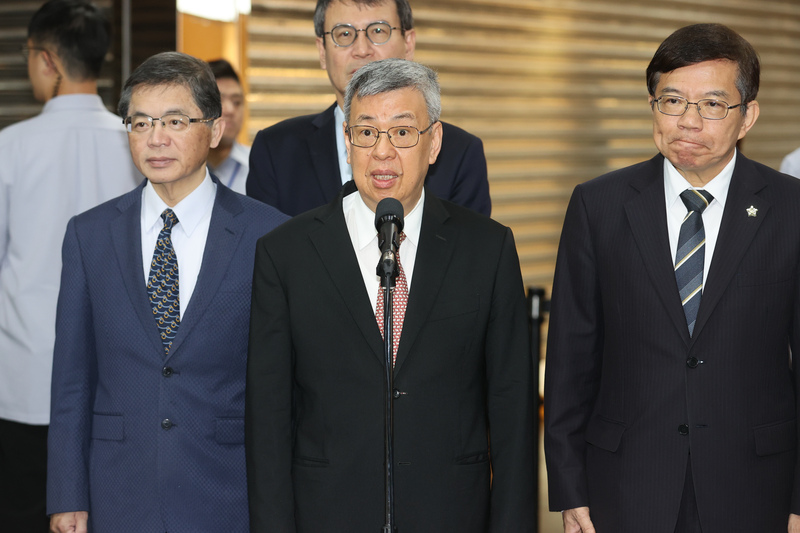 천지엔런(陳建仁, 가운데) 행정원장은 오늘(24일) 오전 'TPASS 기념행사' 기자회견에 앞서 인터뷰를 하고 있다. 천 원장은 현재 화롄은 복원 및 재건 단계에 들어섰으며, 중앙 각 부처는 빠른 시일 내에 철거 및 재건과 산업 진흥을 위한 방안을 마련할 것이라고 설명했다. - 사진: CNA