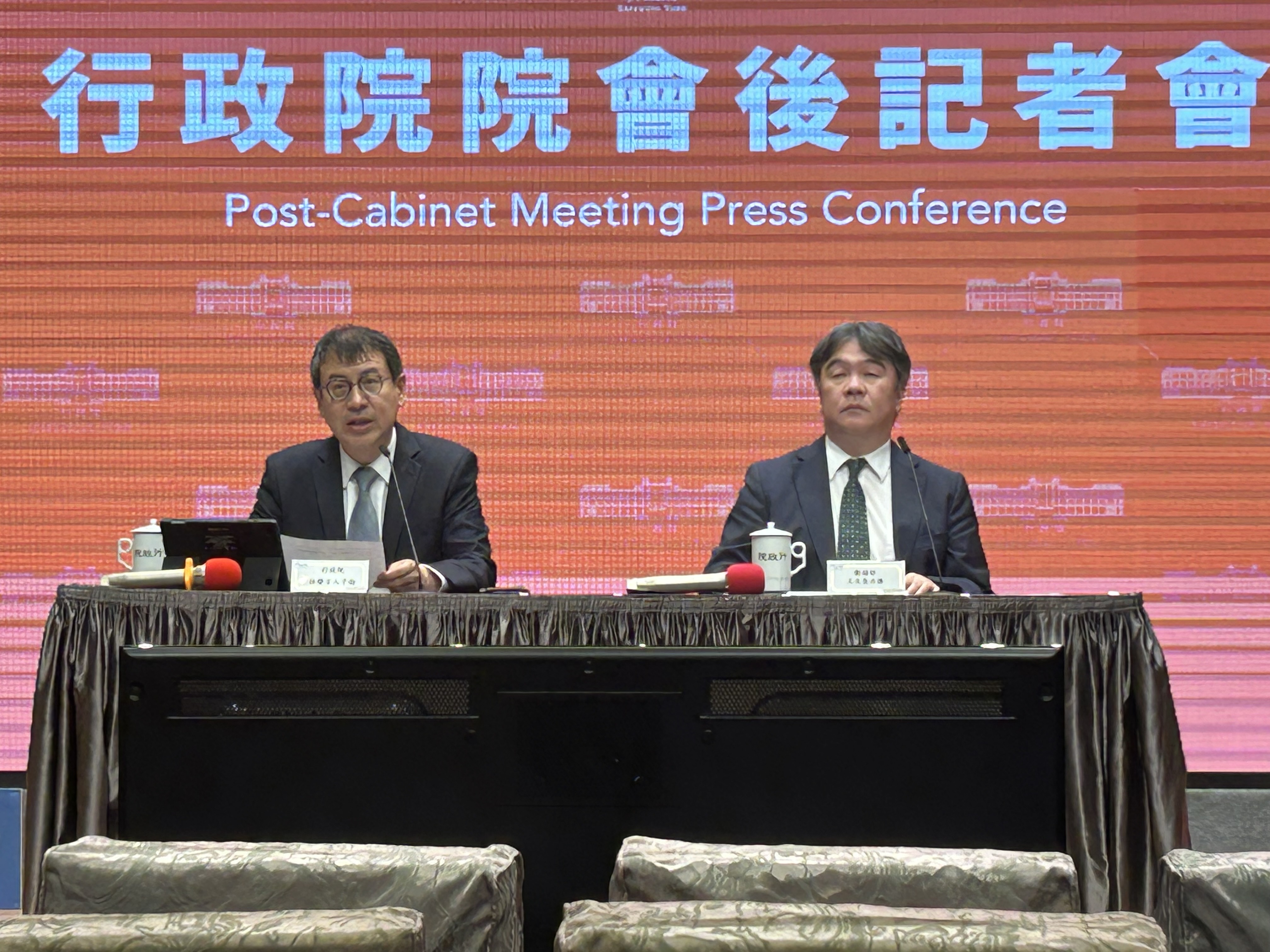 린즈룬(林子倫, 좌) 행정원 대변인과 왕비성(王必勝, 우) 위생복리부 정무차장이 오늘 25일 행정원 회의 후 기자회견에 참석하고 있다. - 사진: Rti