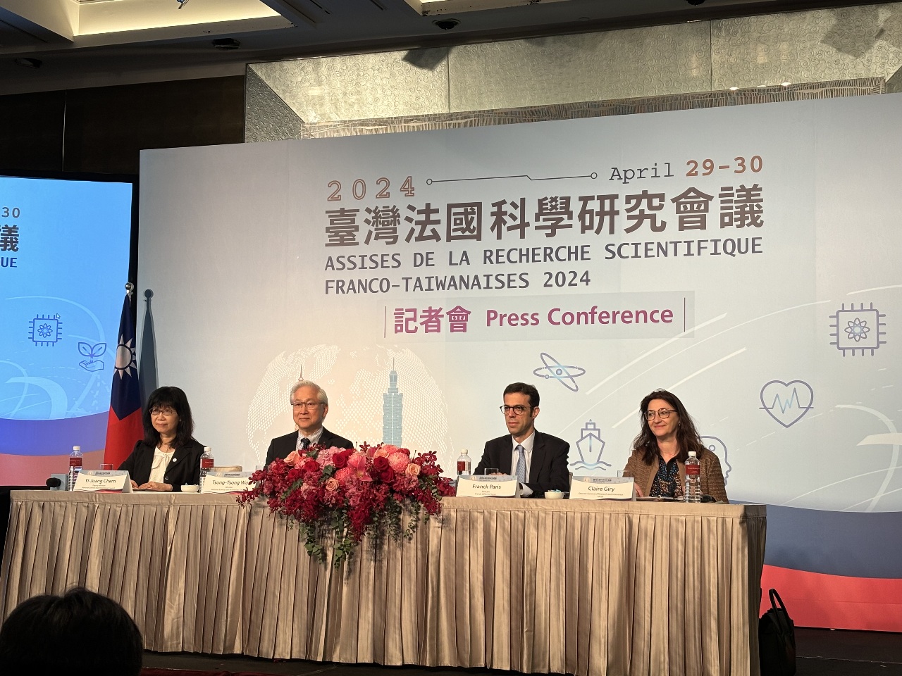 2024 타이완-프랑스 과학연구회의가 어제 29일부터 이틀 간 타이베이에서 개최된 가운데, 우정중 국가과학기술위원회 위원장과 천이좡(陳儀莊) 부위원장, 클레어 지리(Claire Giry) 프랑스 고등교육연구부 연구혁신총국장, 프랑크 패리스(Franck Paris) 주타이완 프랑스 대표는 오늘(30일) 타이완-프랑스 연합기자회견을 열고 회의 성과를 공개했다. - 사진: CNA