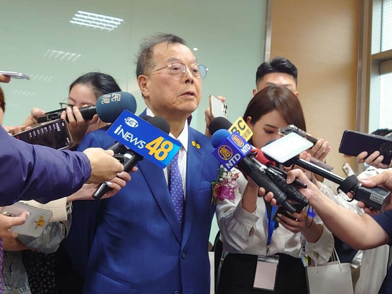 PSMC 동뤄 공장 준공식에서 황충런(黃崇仁) PSMC 회장은 미국과 중국 경제가 그다지 좋지 않아 산업 경기에 영향을 미치고는 있지만, 휴대전화와 컴퓨터에 인공지능 기능이 도입되면서 2025년은 매우 좋은 해가 될 것이라고 말했다. - 사진: CNA