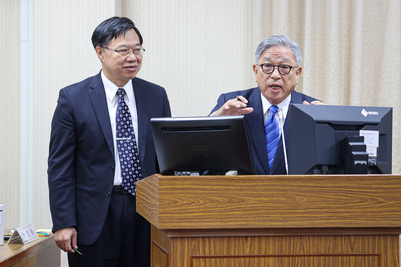 티엔중광(田中光, 우) 외교부 차관과 쉬시샹(徐錫祥, 좌) 국가안보국 부국장은 13일 오전 입법원에서 열린 외교 및 국방위원회 회의에서 업무보고를 진행하고 대정부 질의응답에 참석했다. – 사진: CNA
