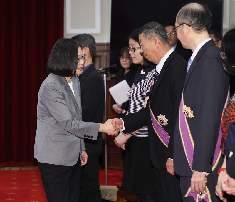 차이잉원 총통이 15일 오전 총통부에서 구리슝(顧立雄) 국가안전회의 사무총장 등 22명에게 훈장을 수여하고, 수상자들과 악수를 나눴다. - 사진: CNA