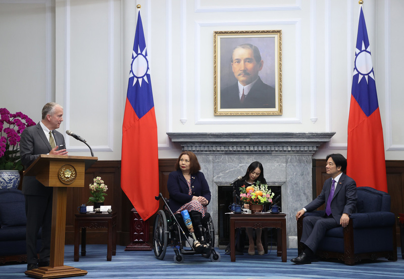 라이칭더(賴清德) 중화민국 총통은 5/29 미국 연방 민주당 소속 상원의원 태미 더크워스(Tammy Duckworth, 좌2)가 인솔한 초당적 의원대표단 일행을 접견했다. 좌1은 미 상원의원 댄 설리번(Dan Sullivan). -사진: CNA