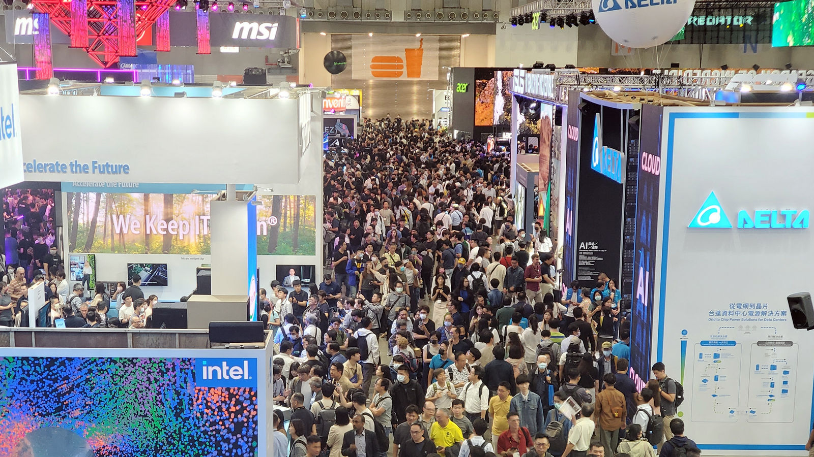 43년 동안 개최되어 온 타이베이 국제 컴퓨터 박람회, 컴퓨텍스(COMPUTEX)는 지난해 AI 기술 관련 글로벌 IT 대기업들이 한자리에 모이며 전시 열기가 최고조에 달했다. - 사진:  2024 COMPUTEX 공식 페이지