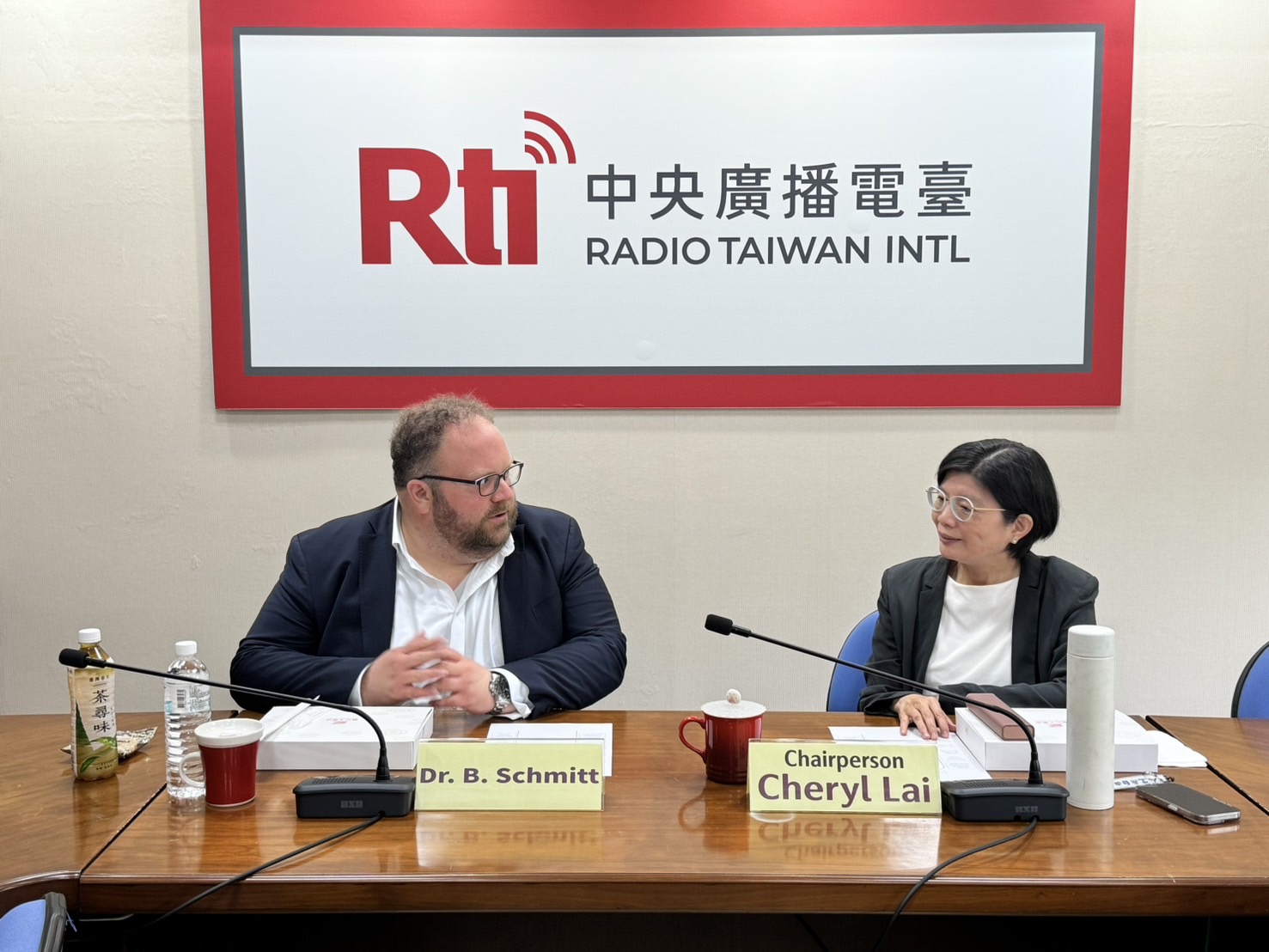 벤자민 슈미트(Benjamin L. Schmitt, 좌) 미국 펜실베니아 대학 선임연구원이 오늘(8일) Rti 방송국을 방문해 라이슈루(賴秀如, 우) 회장과 회동했다. - 사진:Rti