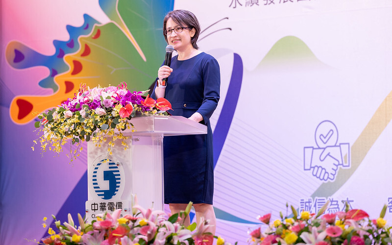 샤오메이친 부총통이 1일 열린 ‘중화전신 창사 28주년 겸 영업실적 우수사원 표창 시상식’에 참석해 치사를 하고 있다.[사진출처=총통부 제공]