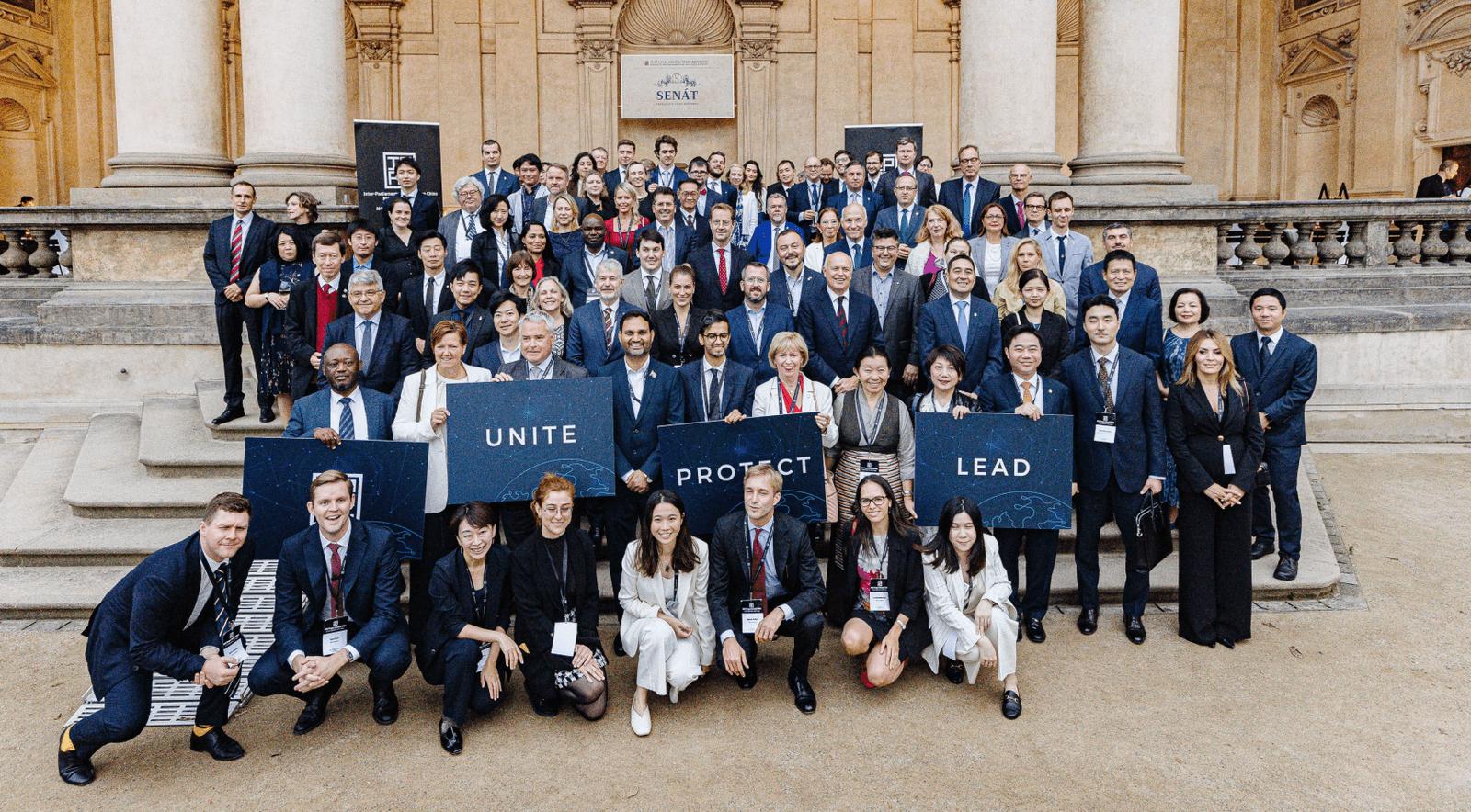 2023년 대중국국제의회연맹(IPAC) 연례 회의 참석자 단체사진.사진출처= IPAC 공식홈페이지 캡처.