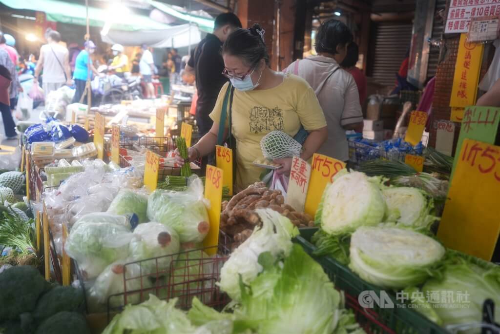 제3호 태풍 개미의 영향권에서 벗어난 26일 오후 타이베이 시내 한 전통 재래시장에서 장을 보는 시민의 모습. 사진출처=CNA DB.