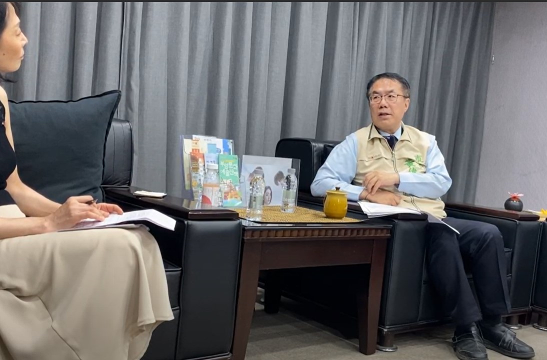 타이난(臺南)시 황웨이저(黃偉哲) 시장은 7월16일 Rti한국어방송과의 인터뷰에서 타이난시의 다양한 매력과 현지인의 특징 소개와 더불어 한국 '광주'에 이어 앞으로 '경주'도 타이난시의 신설 도로명이 될 가능성에 대해 언급했다. -사진: jennifer pai