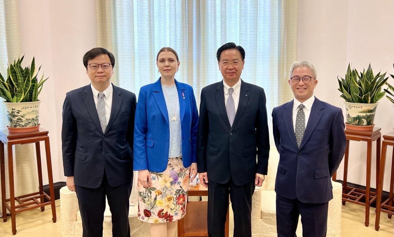 ▲31일(이하 타이완현지시간) 우쟈오시에 중화민국 국가안전회의 비서장(오른쪽 두번째)은 도빌레 사카리엔(오른쪽 세번째) 리투아니아 국회 내 대타이완 우호 분과위원회 부위원장을 접견하고, 역내 안보 문제 등 상호 관심사들에 대해 의견을 교환했다. 사진출처=국가안전회의 제공.