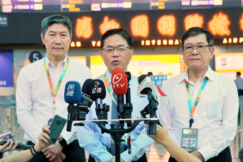 리멍옌(李孟諺, 중) 교통부 장관은 5일 오전 타오위안국제공항에서 자동출입국심사 시스템(e-Gate) 업데이트 상황을 시찰했다. - 사진: CNA