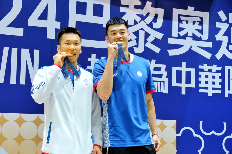 (자료사진) 2020 도쿄올림픽과 2024 파리올림픽 배드민턴 남자 복식에서 금메달을 딴 리양과 왕치린 선수. -사진: CNA DB