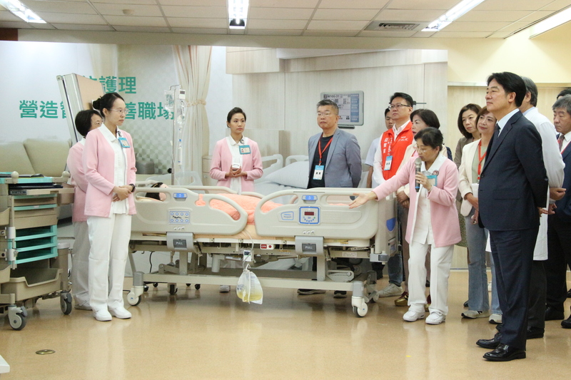 라이칭더 총통(우)이 9일 타이중 재향군인병원을 방문해 스마트 병실 등 설비를 참관하는 등 과학기술을 응용한 의료 산업을 시찰하고 있다. - 사진: CNA