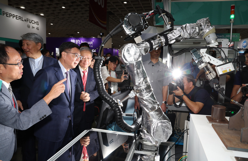 줘룽타이 행정원장(우2)이 타이베이 난강전람회에서 열린 인텔리전트 아시아 공업 4.0 및 스마트 제조 계열 전람회 개막식에 참석해 내부 부스를 둘러보고 있다. - 사진: CNA