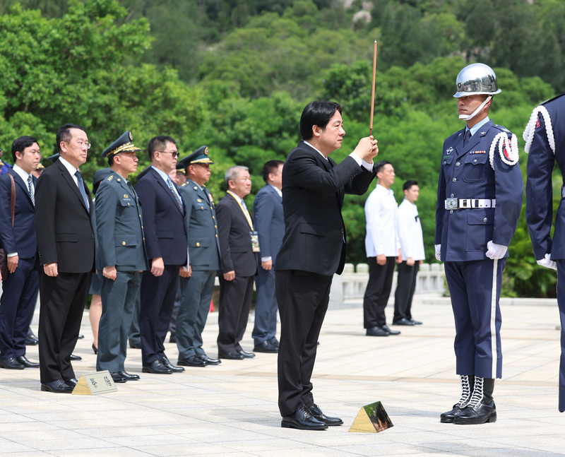 라이칭더 총통(가운데)이 23일 취임 후 첫 해 진먼에서 열린 '8.23 포전 승전 66주년 추도식'을 주재했다. 라이 총통은 타이우산(太武山) 공동묘지 충열전에서 열린 추모제에 참석해 향을 들고 순국 장병들에 대한 경의와 애도를 표하고 있다. - 사진: CNA