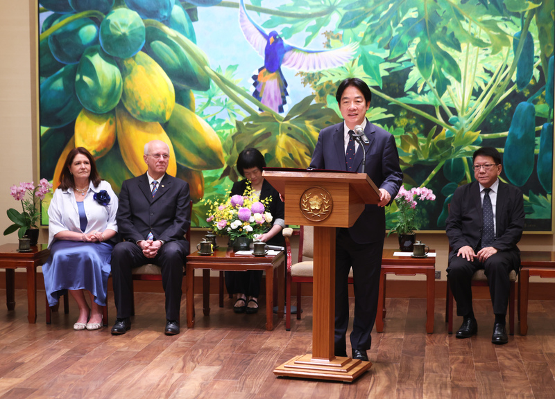 라이칭더(賴清德) 총통은 8/28 오전 총통부에서 2025-2026 국제로터리클럽 사장 당선인 마리오 드 카마르고(Mario de Camargo, 좌2) 일행을 면답했다. 우1은 총통부 비서장 판멍안(潘孟安). -사진: CNA