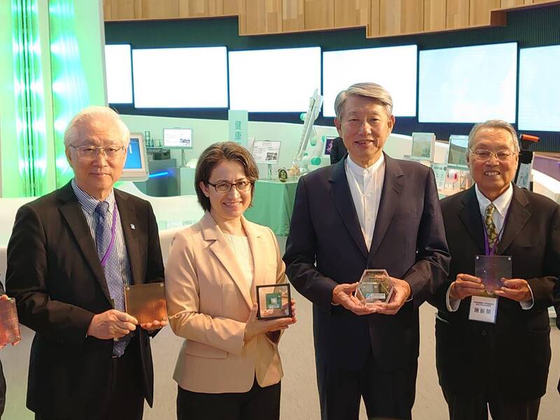 샤오메이친(蕭美琴, 좌2) 부총통이 오늘(6일) 공업기술연구원(이하 공연원) 원사(院士) 증서 수여식에 참석했다. - 사진: CNA