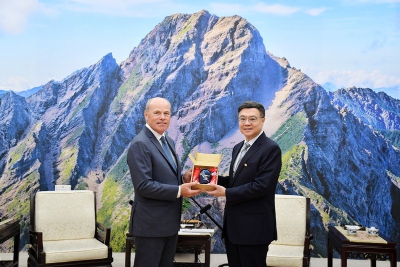 줘룽타이(卓榮泰) 행정원장은 오늘(9일) 짐 니켈(Jim Nickel) 캐나다 주타이베이경제무역판사처 대표를 접견했다. – 사진: 행정원 제공