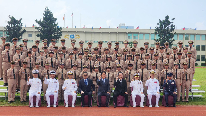 라이칭더(賴清德, 제일 앞줄 가운데) 총통이 오늘(13일) 타이완 남부 가오슝(高雄) 줘잉(左營)의 해군 사관학교에서 삼군 신입사관 합동 입학식을 주재했다. - 사진: CNA
