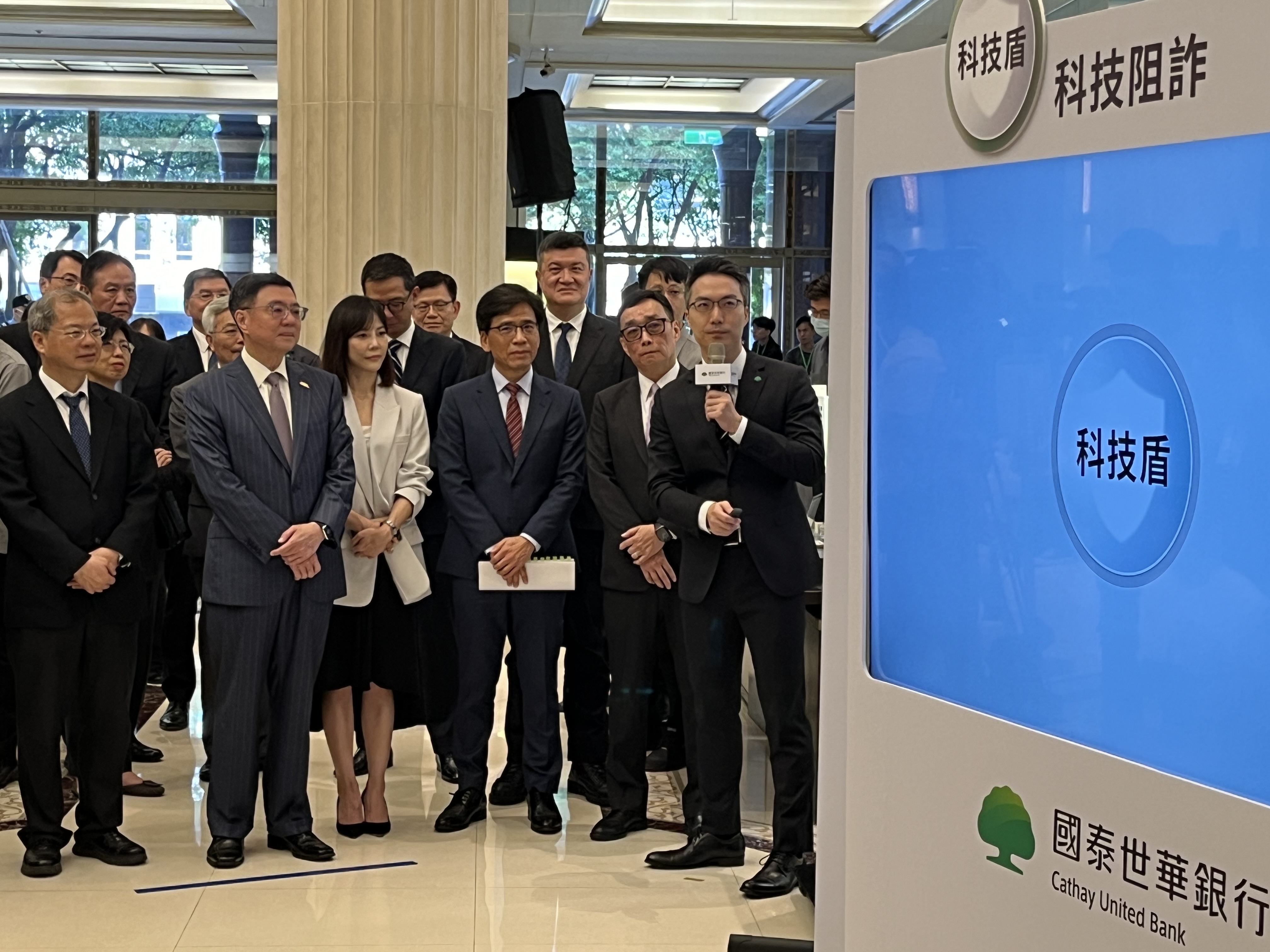 줘룽타이 행정원장(좌2)은 작년 금융사기 방지 부문에서 1위를 차지한 캐세이연합은행을 방문해 은행의 금융사기 방지 대책 관련 설명을 듣고 있다. - 사진: Rti