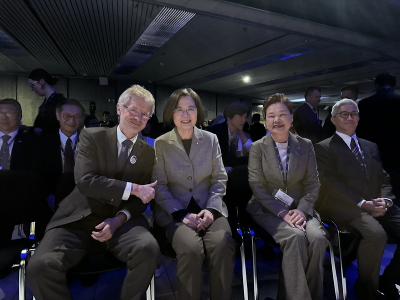 ▲ 차이잉원 전 총통과 밀로시 비스트르칠 체코 상원의장이 13일(타이완 현지시간) 거행된 제 28회 포럼 2000 개막 리셉션 현장에서 다정한 모습으로 사진을 찍고 있다. [ 사진 = CNA DB]