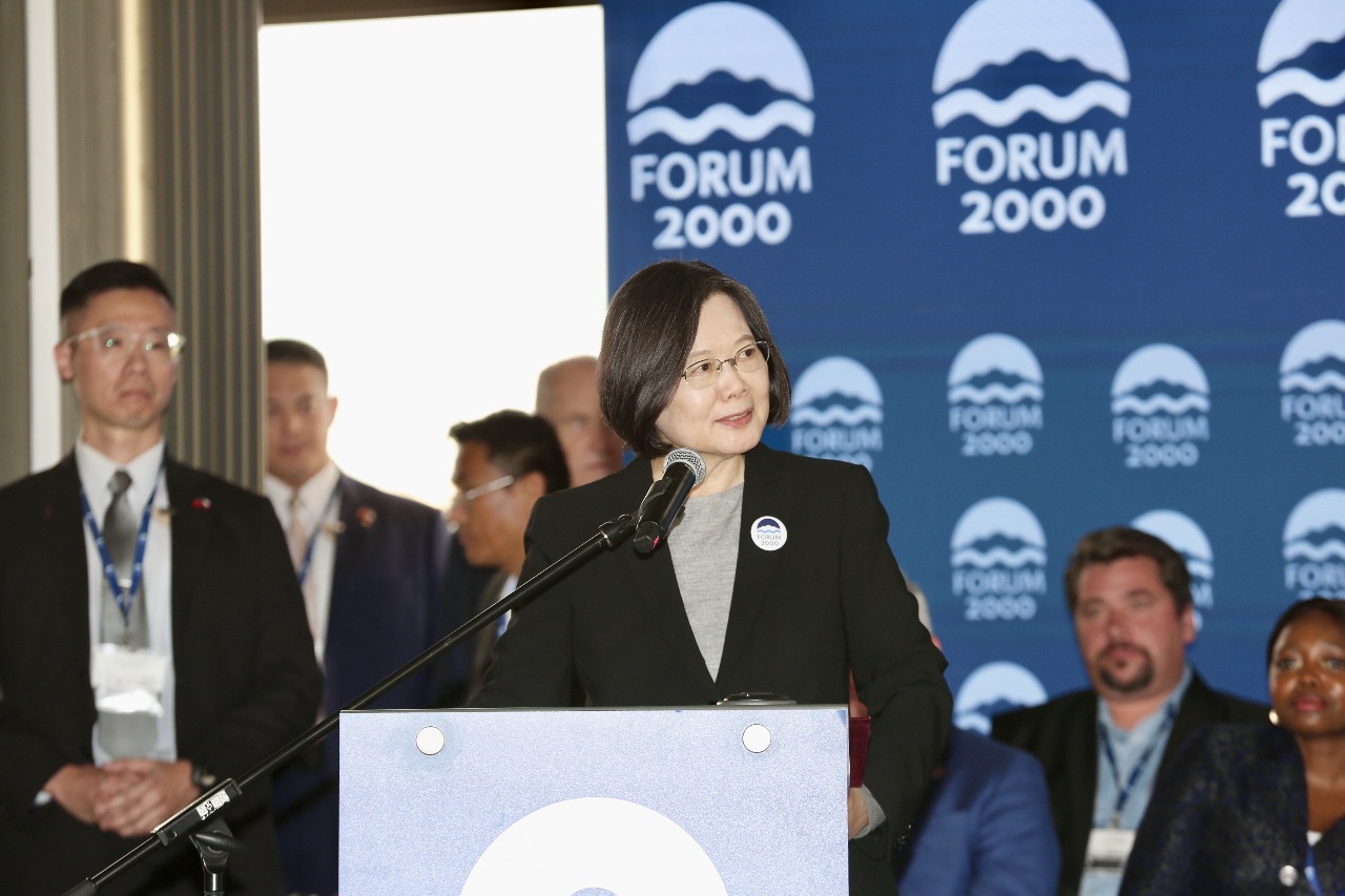 ▲차이잉원 전 총통이 체코 프라하에서 열린 제 28회 포럼 2000(Forum 2000)에서 연설을 하고 있다. [사진 = 차이잉원 판공실 제공]