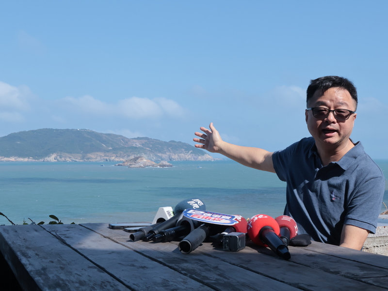 과거 타이완의 군사 최전선이었던 외딴섬 마주(馬祖) 베이간(北竿) 다추다오(大坵島)를 방문한  해협교류기금회 사무총장 뤄원쟈(羅文嘉). -사진: CNA