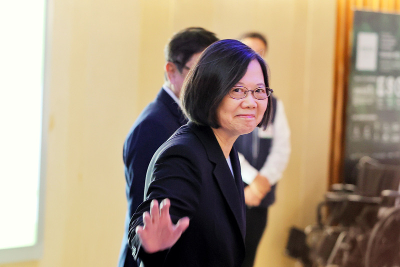 유럽 순방을 마치고 20일 귀국한 차이잉원(蔡英文) 전 총통은 취재진에게 인사하고 손을 흔들고 있다. – 사진: CNA