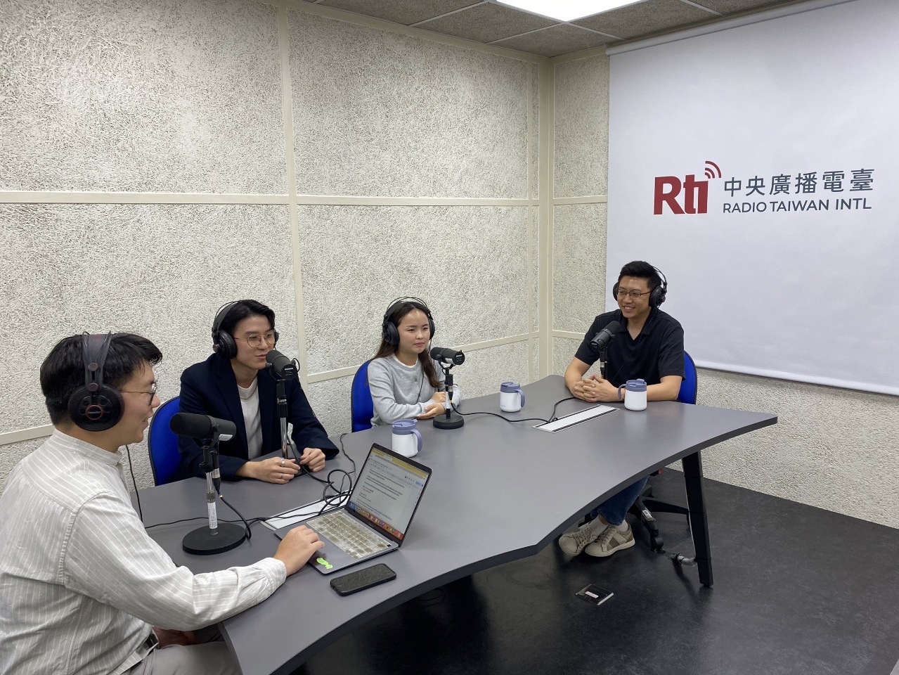 ▲타이완의 소리(Rti) 영어방송 프로그램 진행자가 탈북자 조은실 씨와 최재훈 국제앰네스티 한국지부 북한인권 담당관과 인터뷰를 진행하고 있다. [사진 = Rti DB]