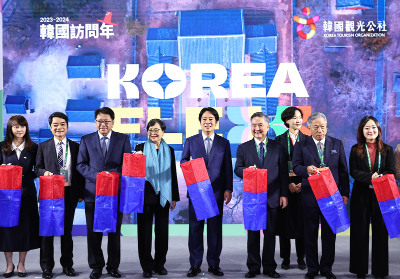 2024 타이베이 국제트래블페어(Taipei International Travel Fair, ITF)가 오늘(1일) 타이베이에서 개막된 가운데, 라이칭더(賴清德, 우5) 총통과 이은호 주타이베이한국대표부 대사(우4) 등이 한국관광공사 전시구역에서 단체사진을 찍고 있다. - 사진: CNA