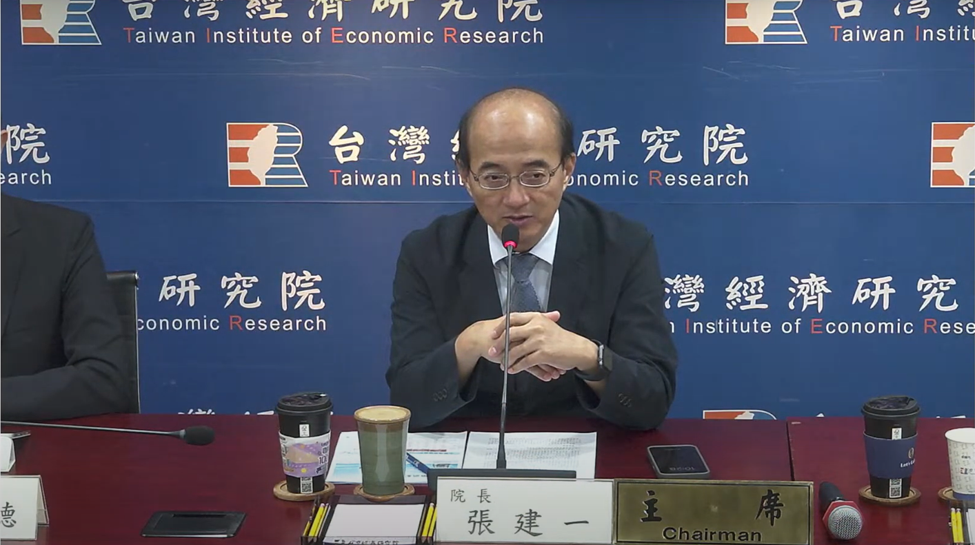 장젠이(張建一) 타이완경제연구원장이 7일 열린 '2025년 경기전망 및 산업동향 심포지엄'에서 트럼프 2.0 시대가 타이완 경제에 미칠 동향에 대해 설명하고 있다. - 사진: '2025년 경기전망 및 산업동향 심포지엄' 캡처