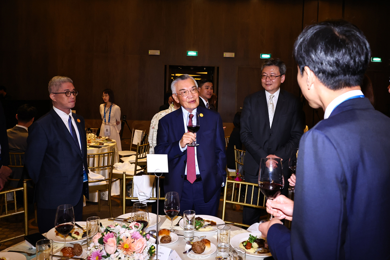 오늘(13일) 주페루 중화민국 대표처가 주최한 만찬회에 참석한 APEC 타이완 대표단 린신이(林信義, 가운데) 대표 - 사진: CNA