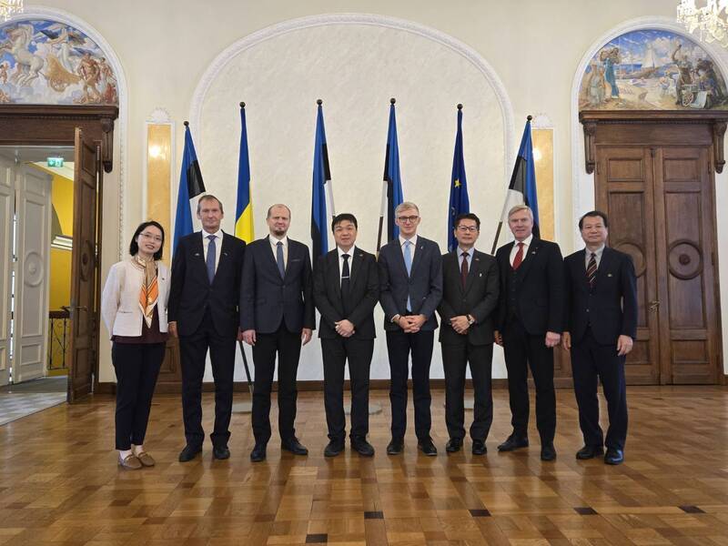 타이완의 양안사무 주무기관 행정원 대륙위원회 선유중(沈有忠, 좌4) 부위원장은 에스토니아 초당파 대타이완 우호 의원 및 싱크탱크 학자들과 좌담회를 진행했다. – 사진: 대륙위원회 제공