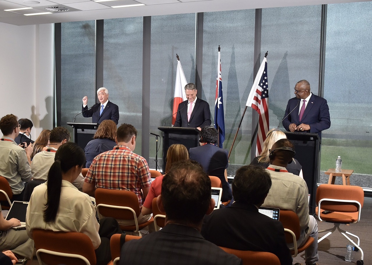 ▲로이드 오스틴 미국 국방장관(오른쪽부터), 리처드 말스 호주 국방부 장관, 나카타니 겐 일본 방위상이 17일(현지시간) 호주 북부 다윈에서 열린 3개국 국방장관 공동기자회견에서 발언하는 모습. [사진출처 = 일본방위성 X캡처]