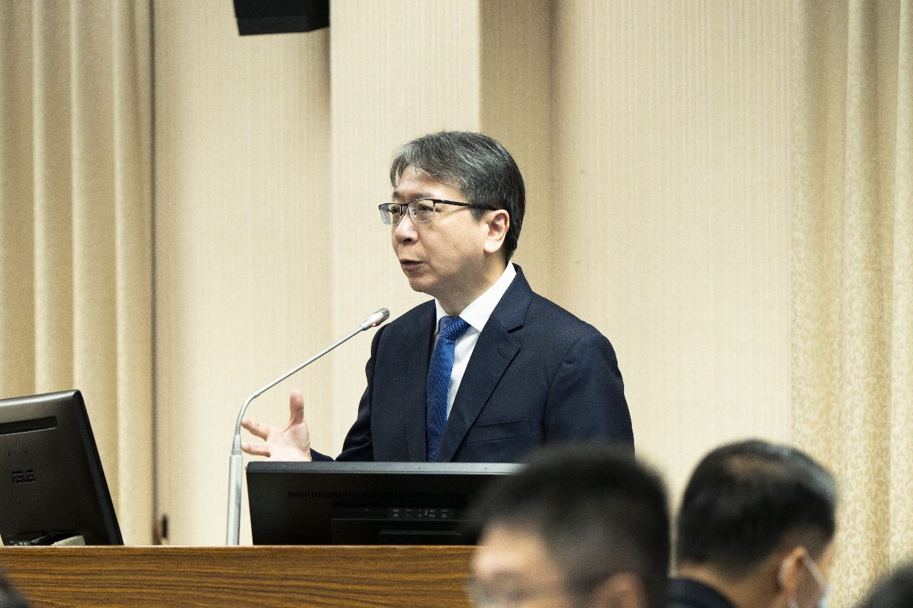 ▲차이밍옌 국가안전국장이 18일 입법원에서 열린 본회의에서 ‘AI기술이 정보 보안, 딥페이크 영상물, 허위조작정보에 미치는 영향에 대한 평가 및 대응’에 대해 설명하고 있다.[Rti 자료사진]
